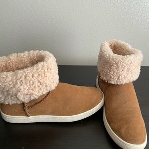 UGG sneaker boots. Color Chestnut.
